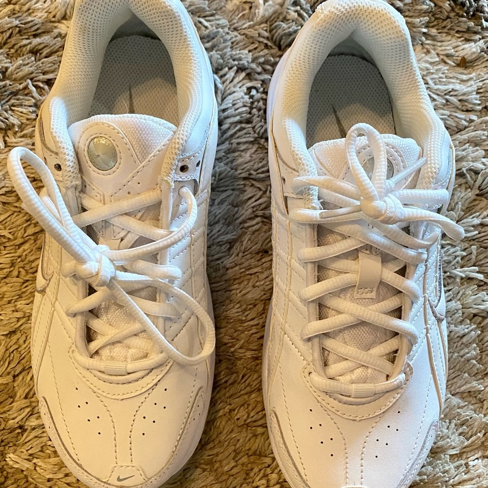 Womens size 6 Nike tennis shoes *NEW*